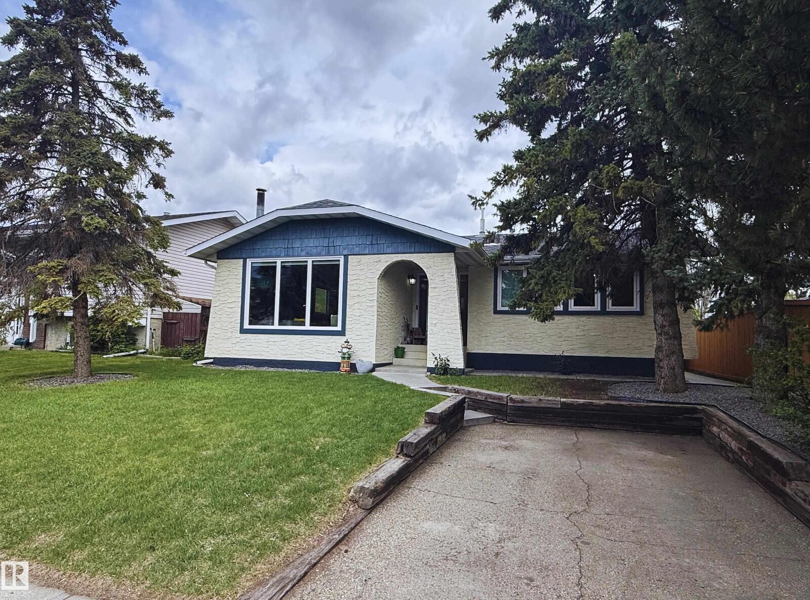 Property Photo:  18 Wapiti Drive  AB T9G 1R3 