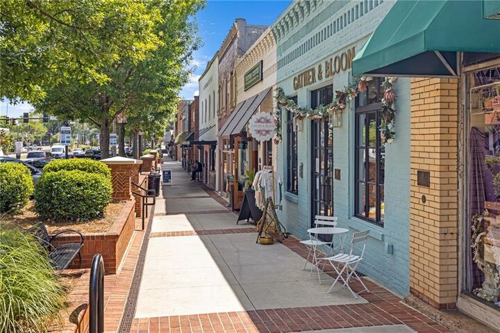 Property Photo:  424 Montclair Court  GA 30188 