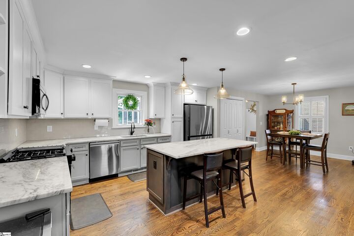 Property Photo:  204 Lowndes Avenue  SC 29607 