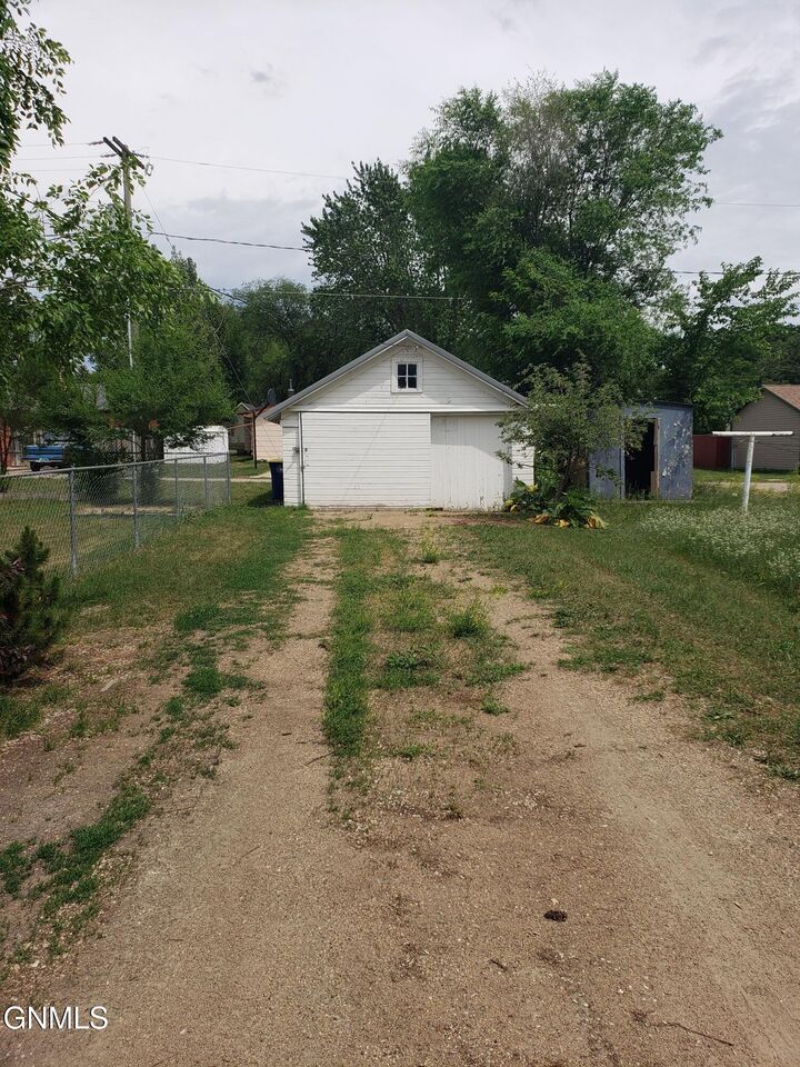 Property Photo:  809 9th Avenue SE  ND 58401 
