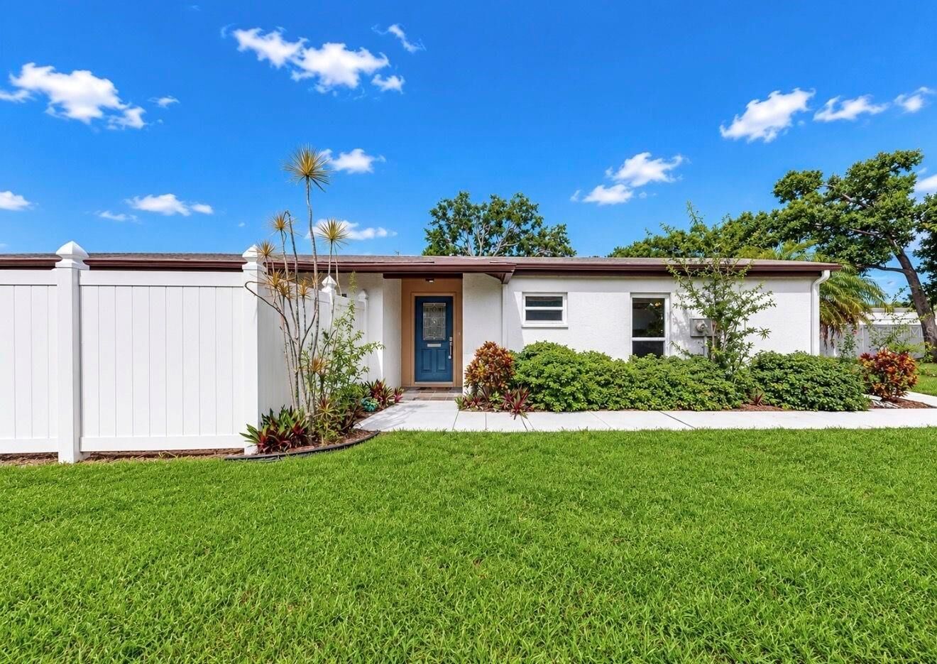 Property Photo: 3506 Auburn Court 230 FL 34231