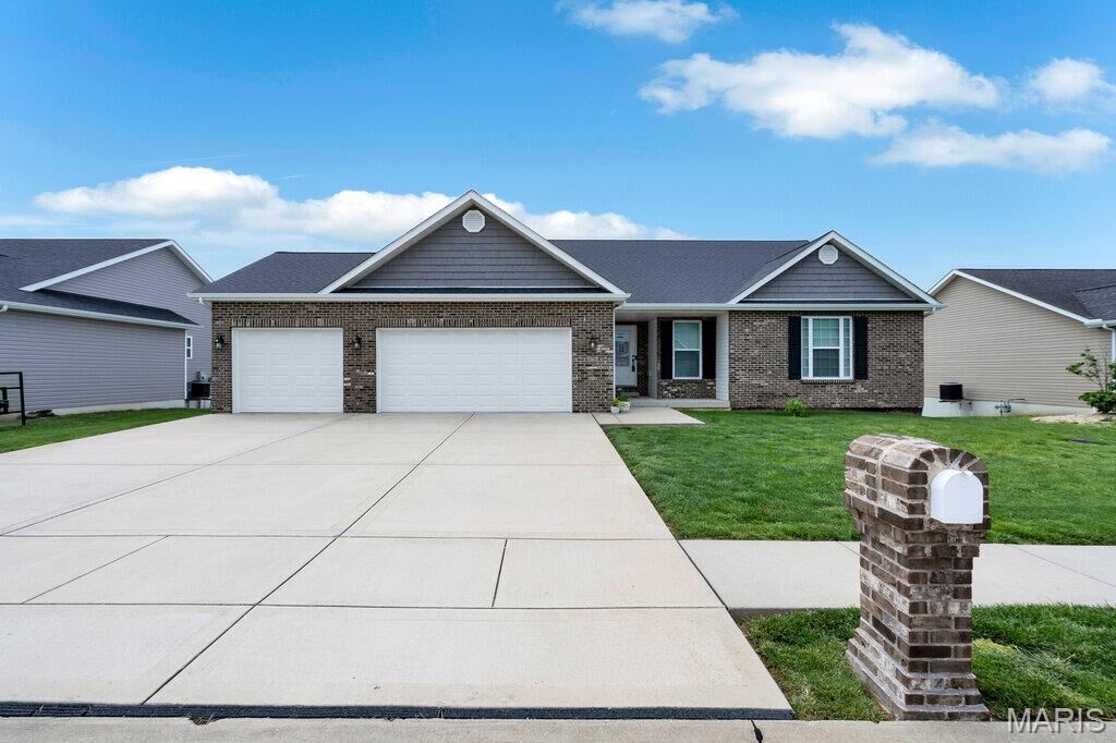 Property Photo:  1018 Creekside Drive  IL 62298 