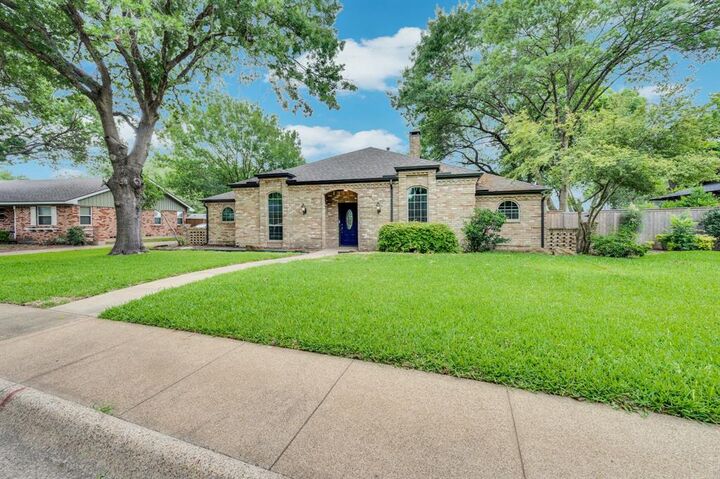 Property Photo:  102 Chapman Circle  TX 75165 