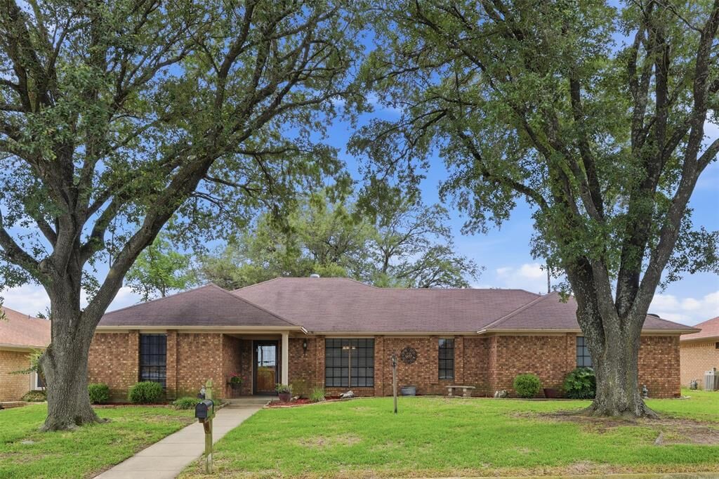 Property Photo: 121 Hollie Circle TX 75482