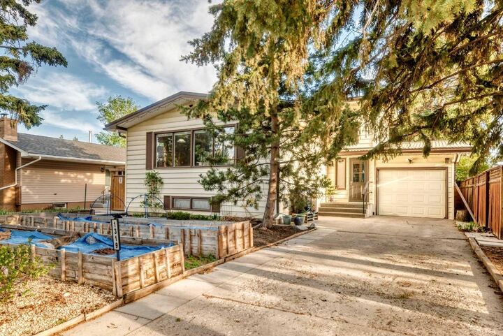 1319 104 Avenue SW — photo 1