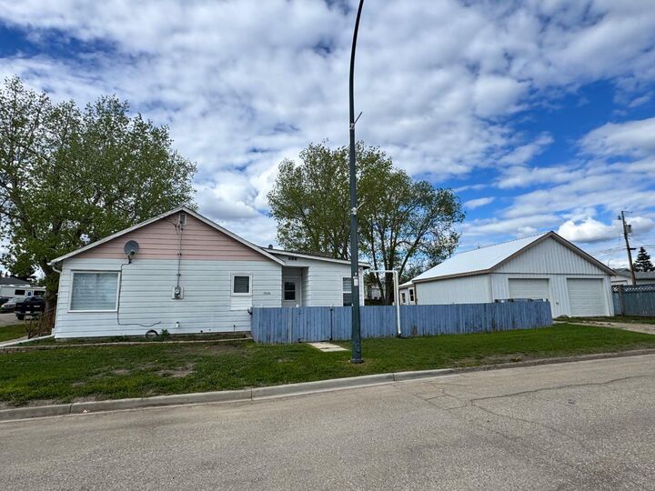 Property Photo:  10616 104 Avenue  AB T0H 1L0 