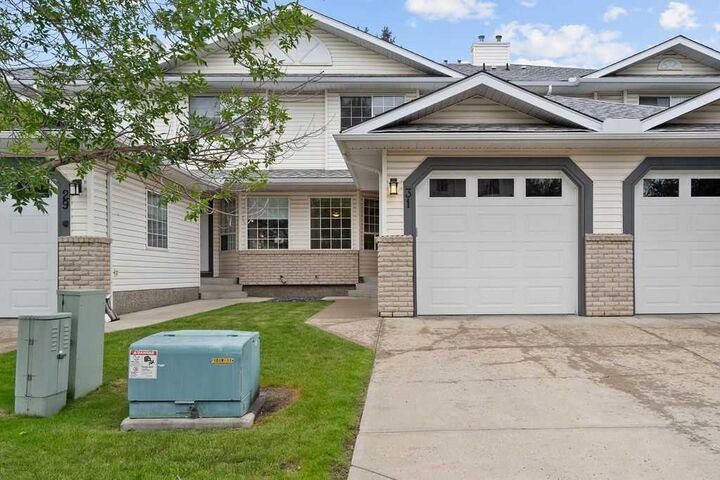 Property Photo:  31 Silvergrove Close NW  AB T3B 5R4 