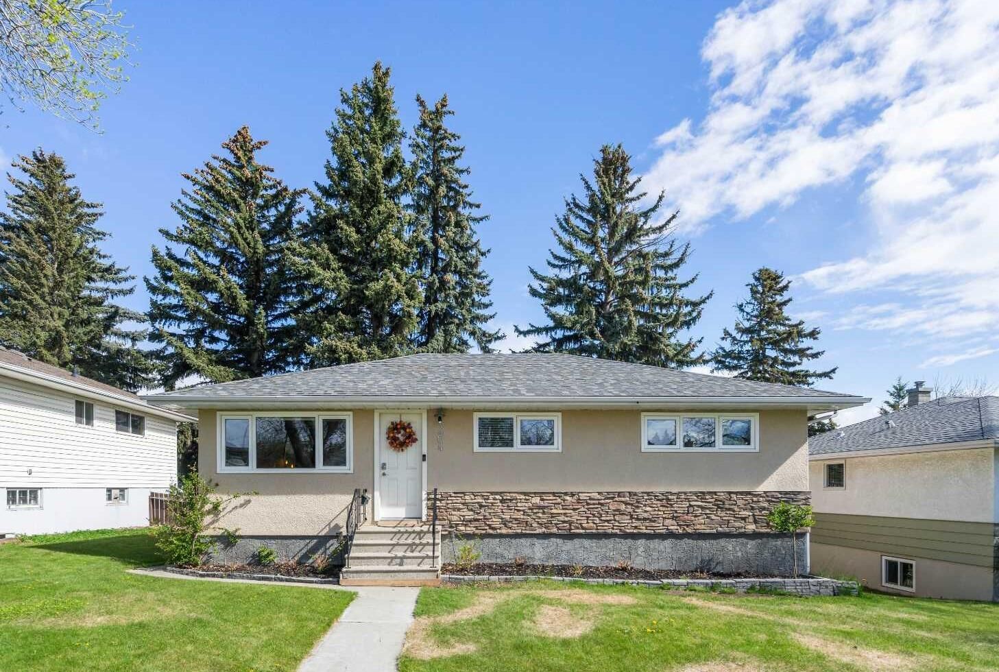 Property Photo:  304 Blackthorn Road NW  AB T2K 3S3 