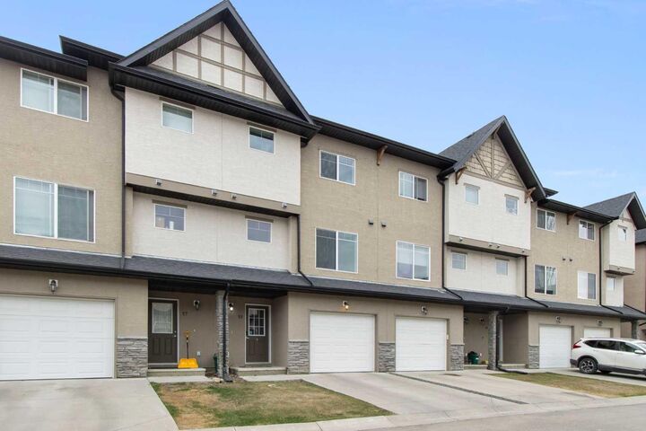 Property Photo:  59 Cimarron Vista Gardens  AB T1S 0G3 