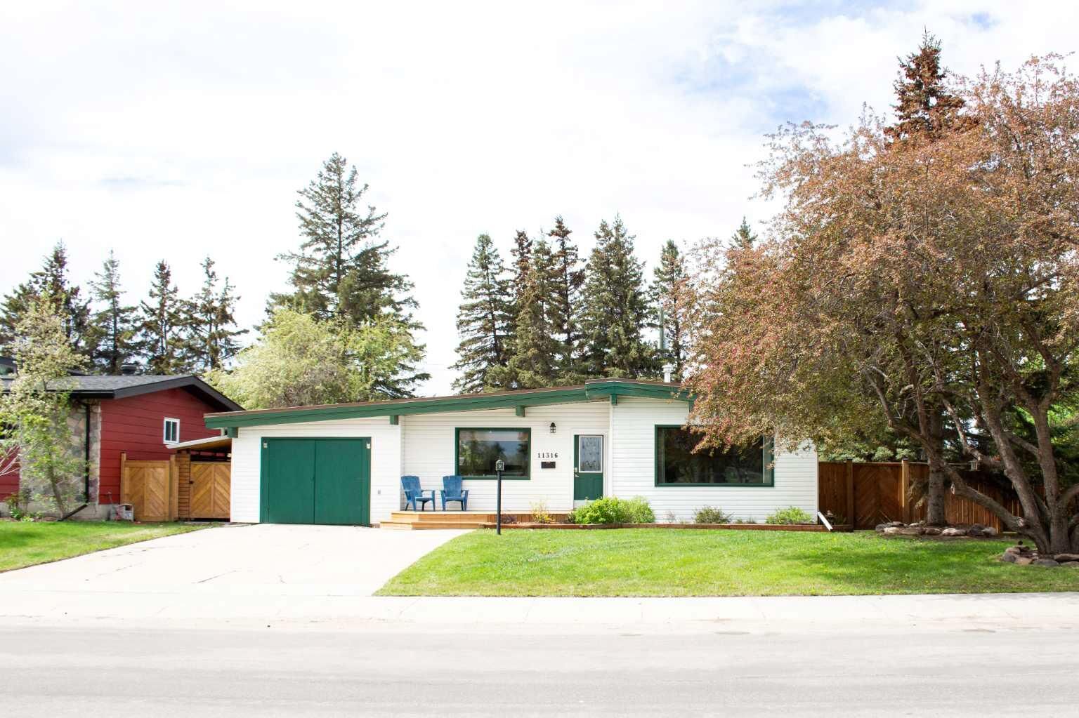 Property Photo: 11316 102B Street AB T8V 2Y2