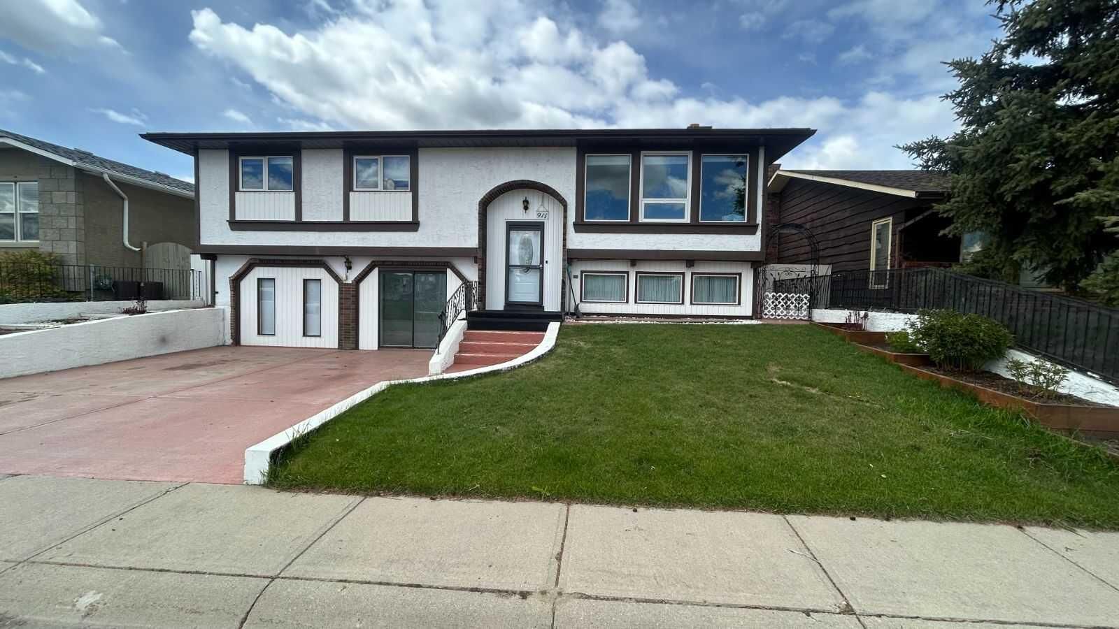 Property Photo:  911 12 Street SE  AB T1V 1L2 