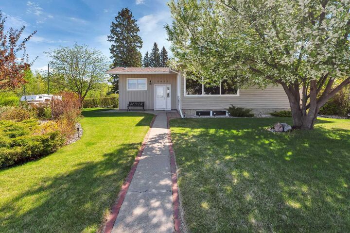 Property Photo: 5435 54 Street AB T4T 1A1