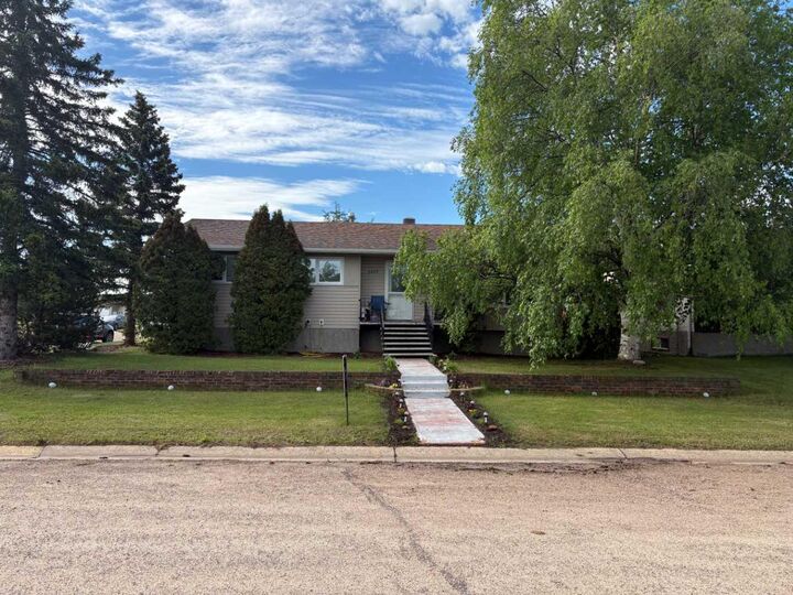 5602 47 Avenue W — photo 1