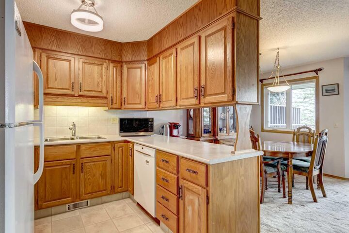 Photo de la propriété: 118 Strathcona Road SW 30 AB T3H 1P3