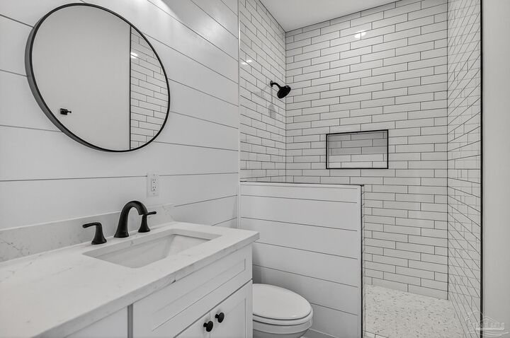 Property Photo: 1106 N E St FL 32501