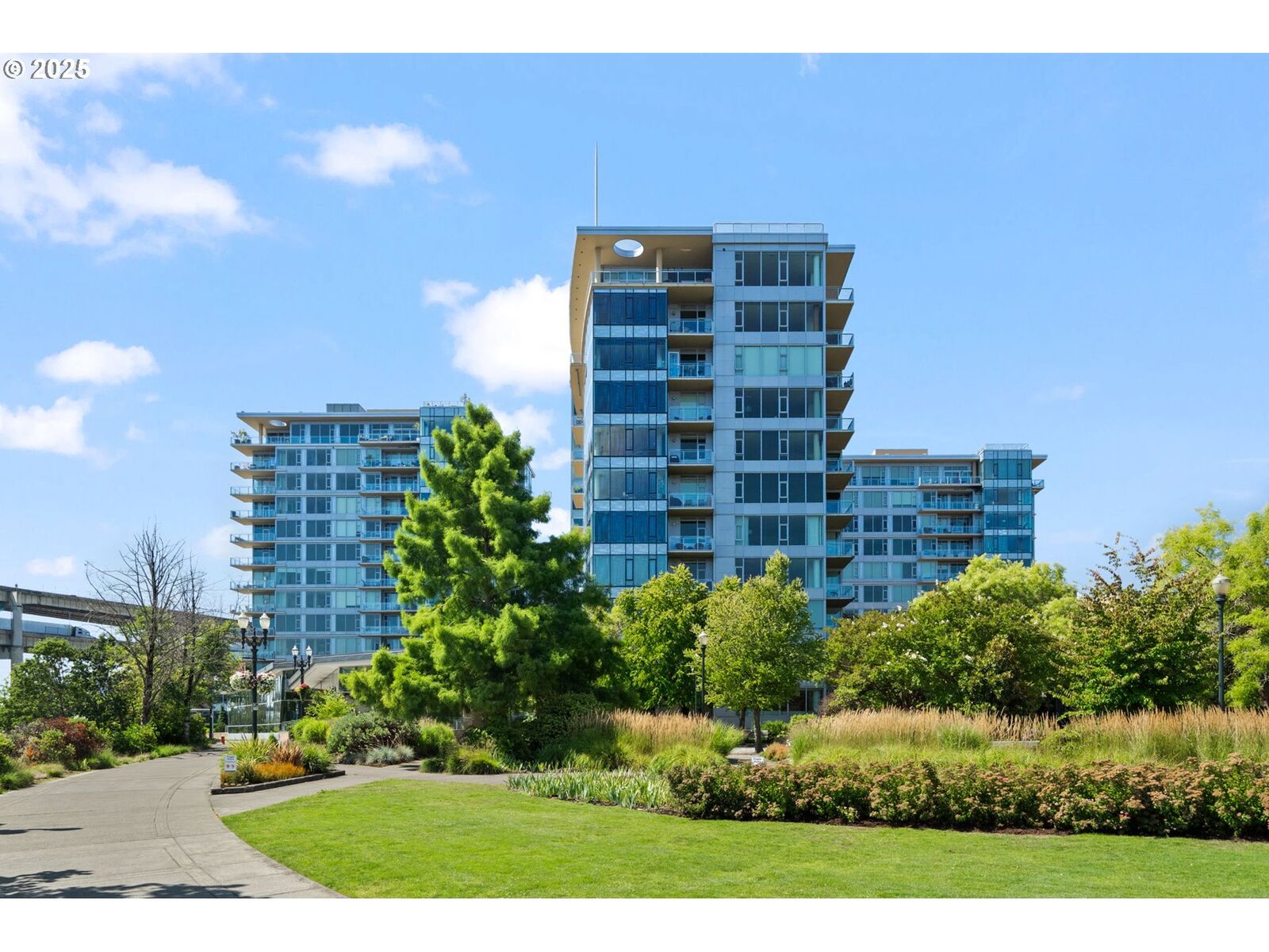 Property Photo: 1900 S River Dr N1004 OR 97201