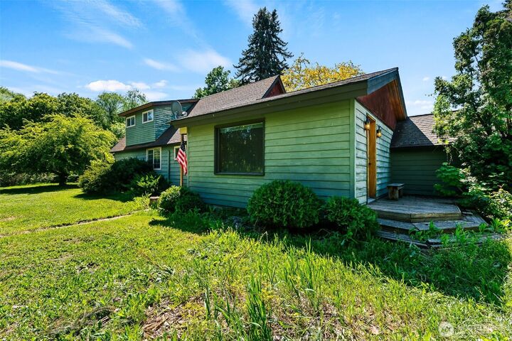 Property Photo:  2091  Orchard Rd  WA 98926 