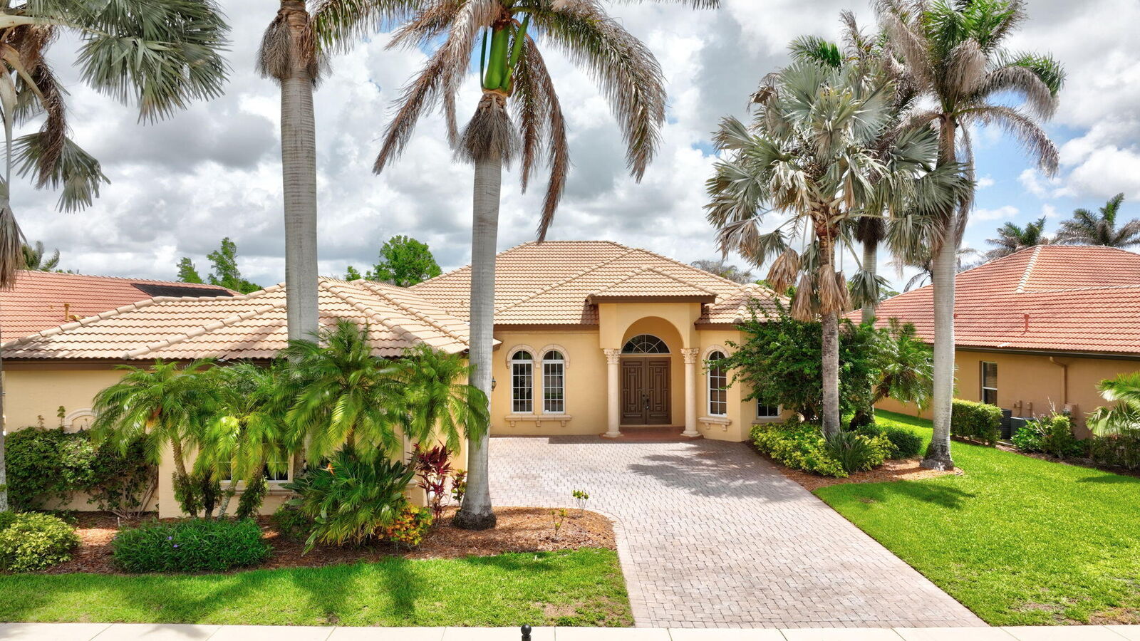Property Photo: 886 SW Grand Reserves Boulevard FL 34986