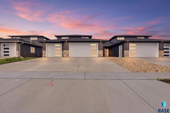 Property Photo:  220 E Ivy Rd  SD 57064 