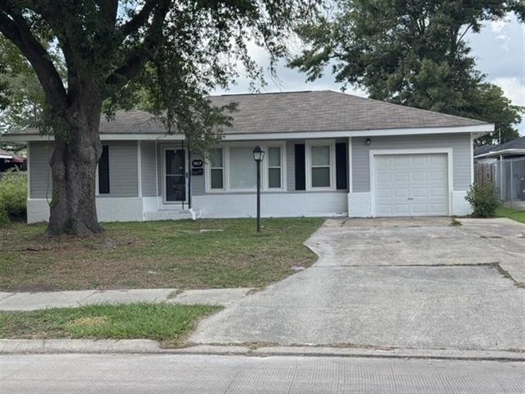 Property Photo:  1917 4th Street  LA 70601 