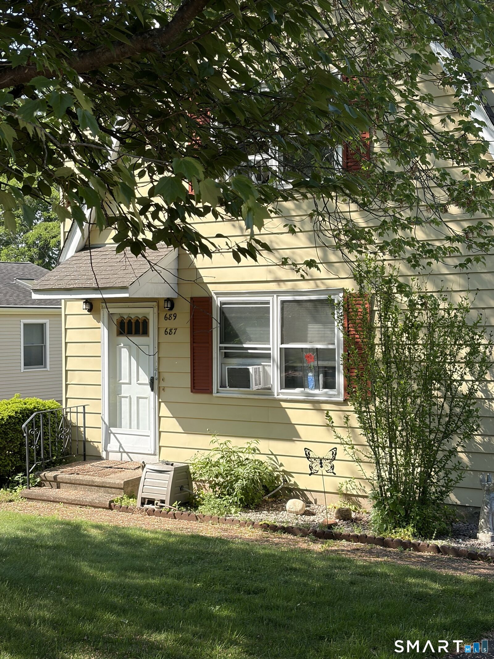 Property Photo:  687-689 West Main Street  CT 06405 