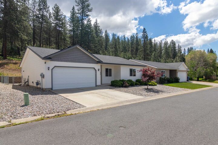 Property Photo: 5914 N Vantage Ln WA 99217