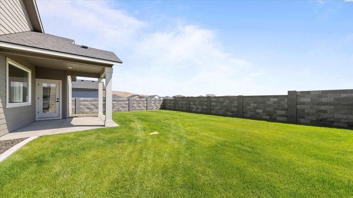 Property Photo: 2956 Tarragon Ave WA 99352