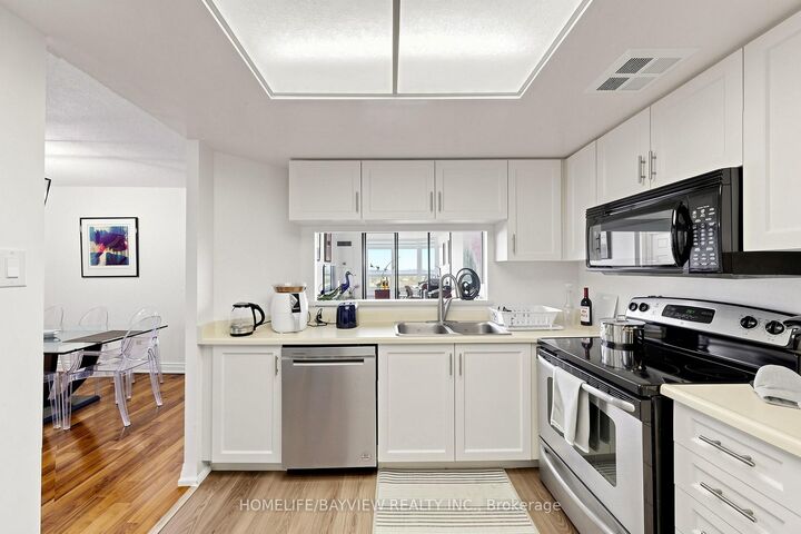Property Photo: 7601 Bathurst Street 902 ON L4J 4H5