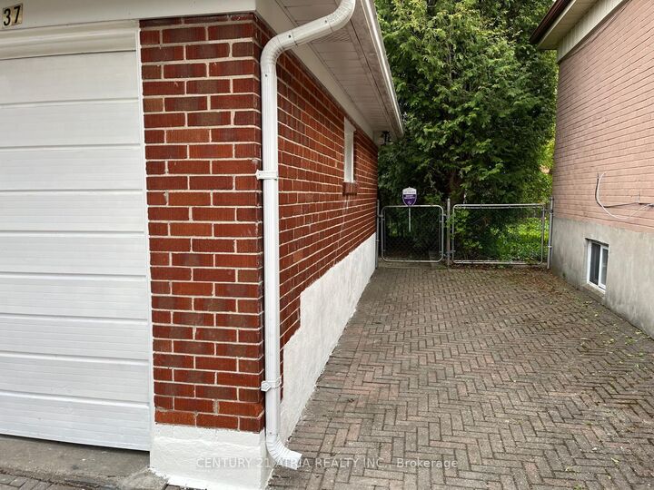 Photo de la propriété: 37 Tefley Road ON M2M 1C5