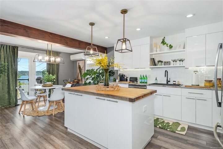Property Photo:  734 Birch St  BC V9W 2T4 