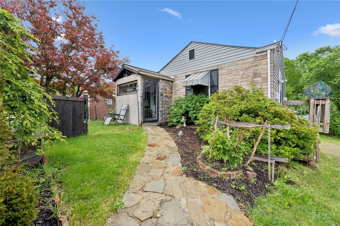 Property Photo: 882 Locust Ave PA 15301