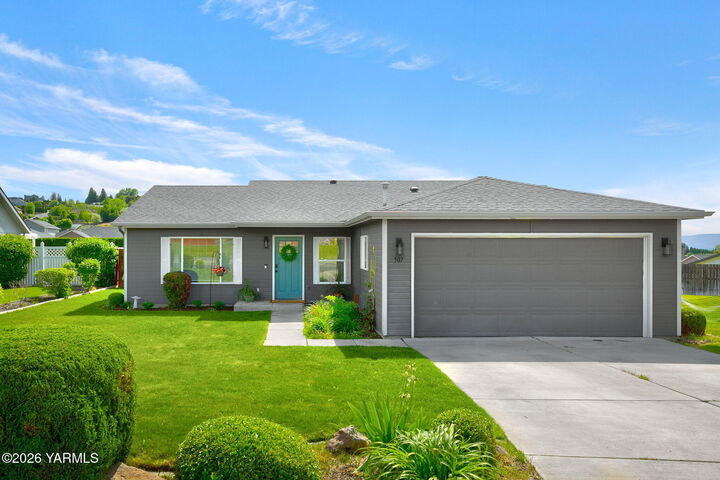 Property Photo: 507 N 77th Ave WA 98908