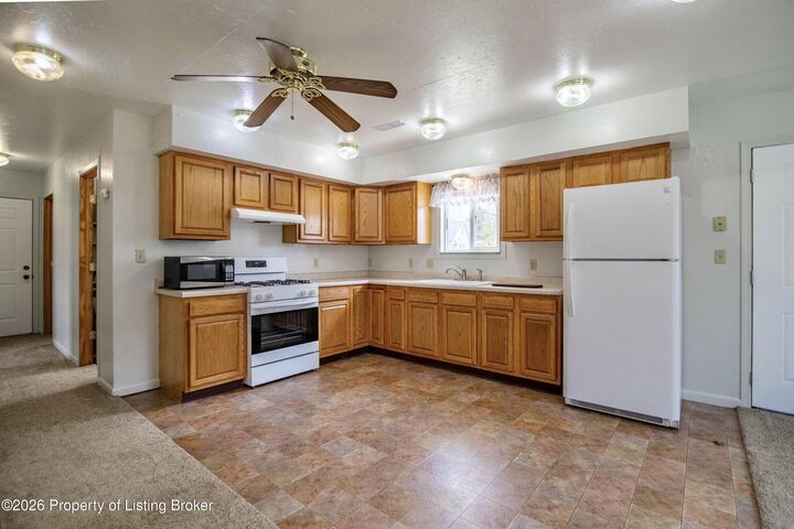 Property Photo:  916 1st Avenue E  ND 58647 