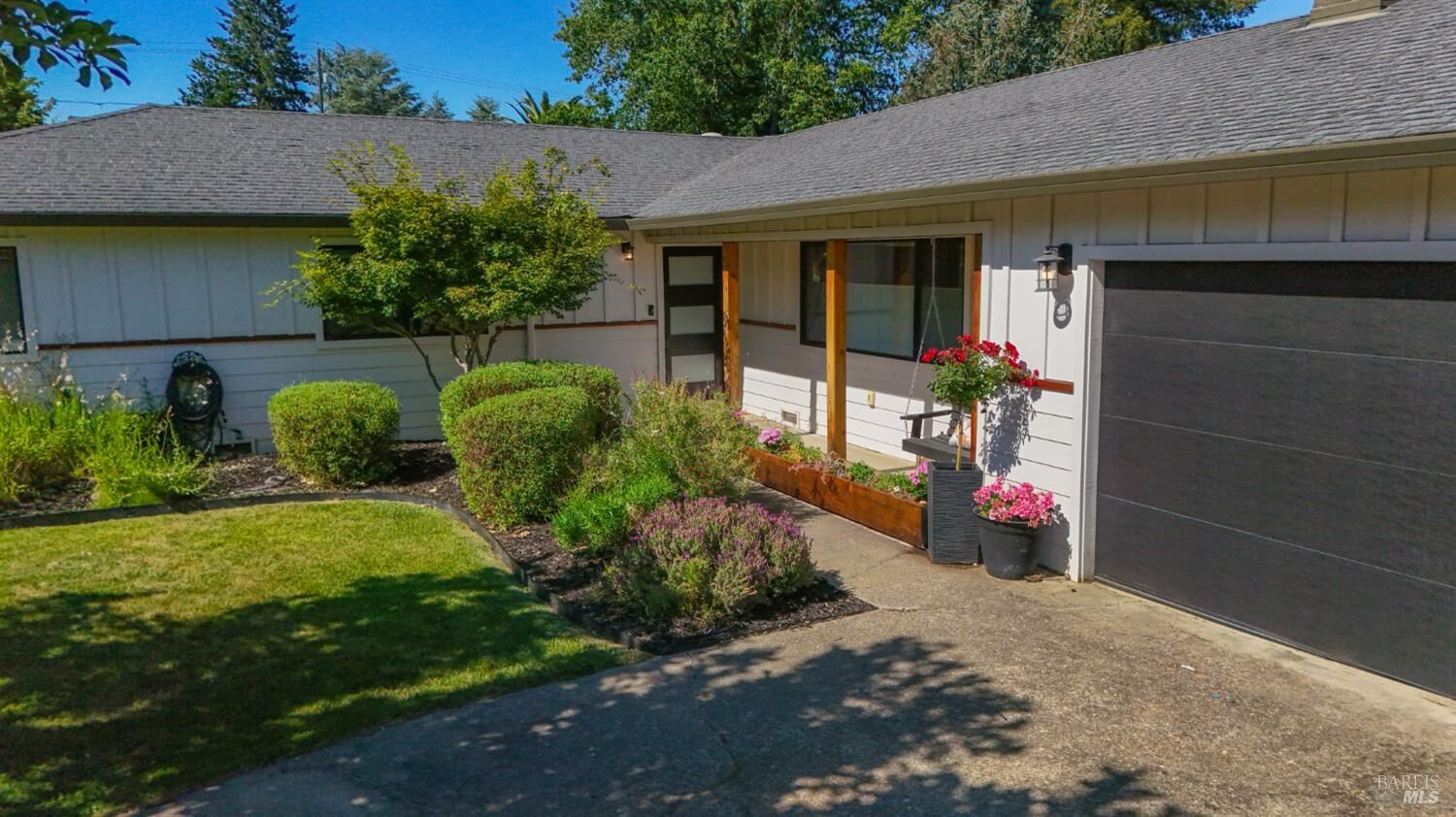 Property Photo:  715 Pomolita Way  CA 95482 