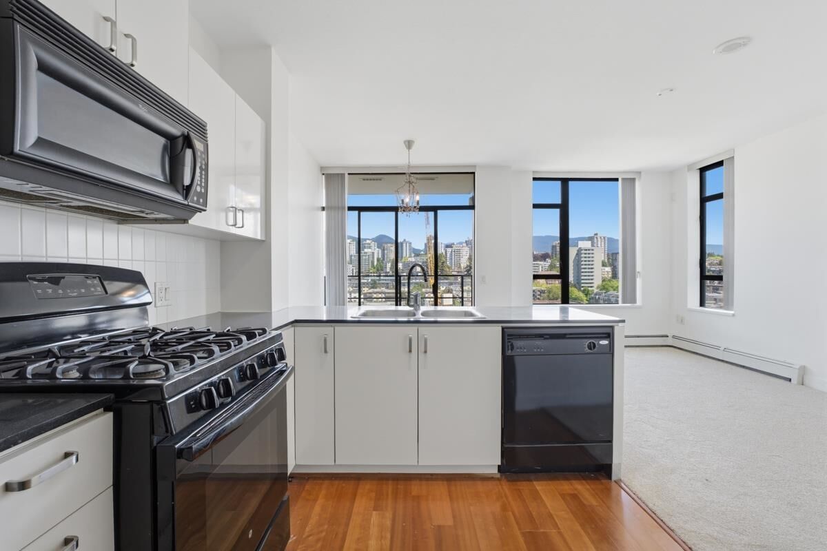Property Photo:  151 W 2nd Street 1906  BC V7M 3P1 