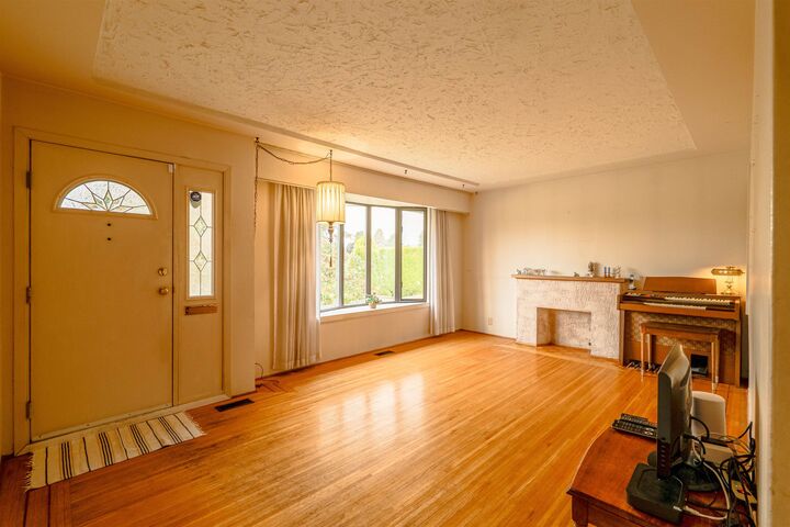 4638 Royal Oak Avenue — photo 1