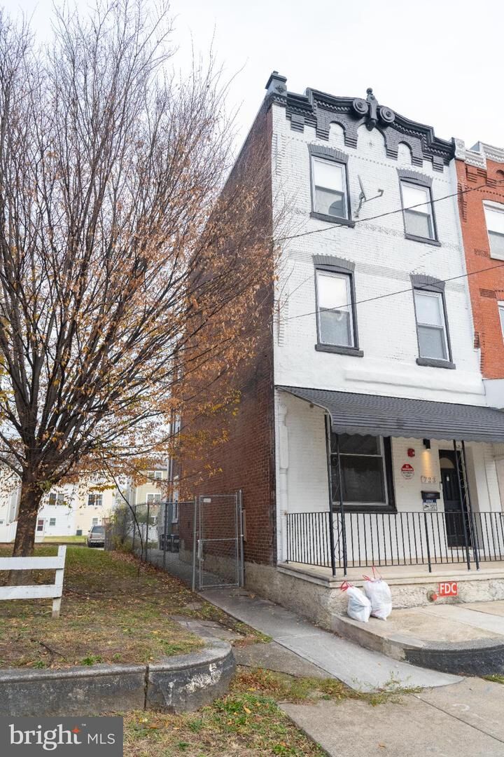 Property Photo:  