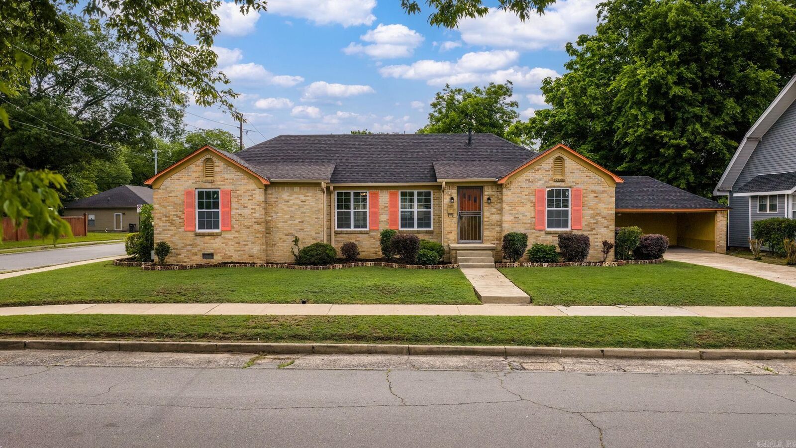 Property Photo:  1855 S Izard Street  AR 72206 