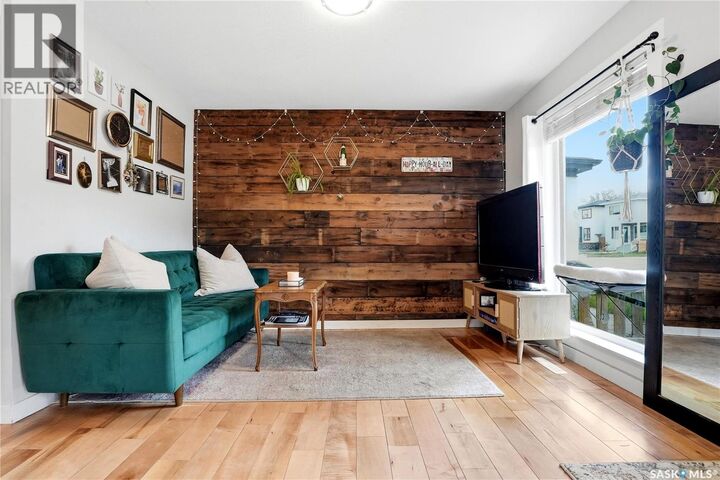 Property Photo:  505 F Avenue S  SK S7M 1T6 