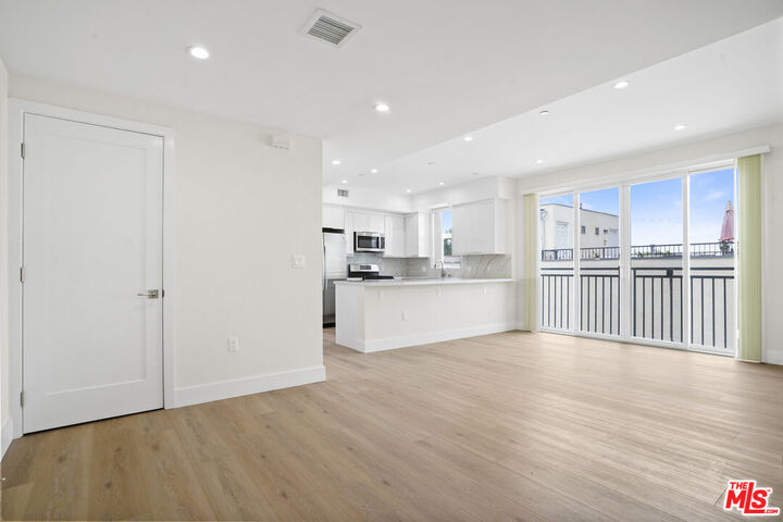 Property Photo:  11042 La Maida St  CA 91601 