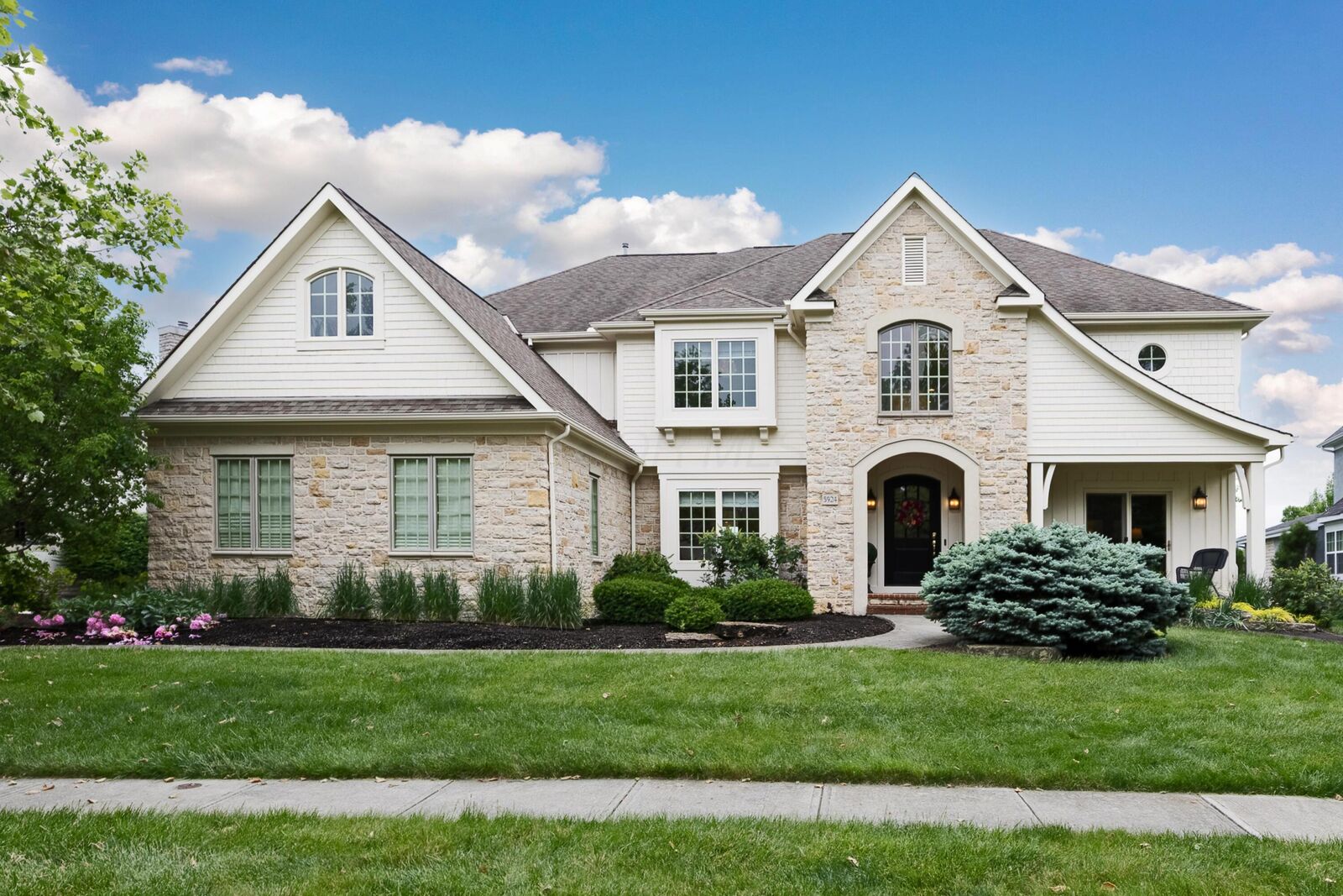 Property Photo: 5924 Dunheath Loop OH 43016