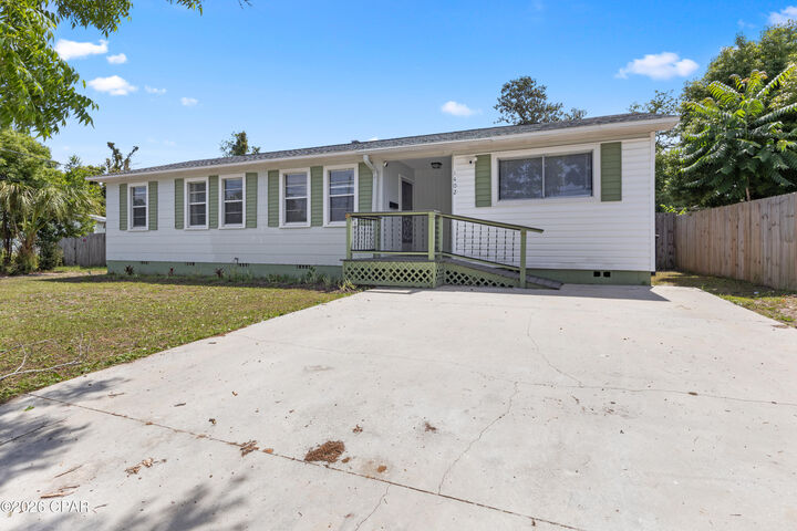 Property Photo: 1402 Arthur Avenue FL 32401