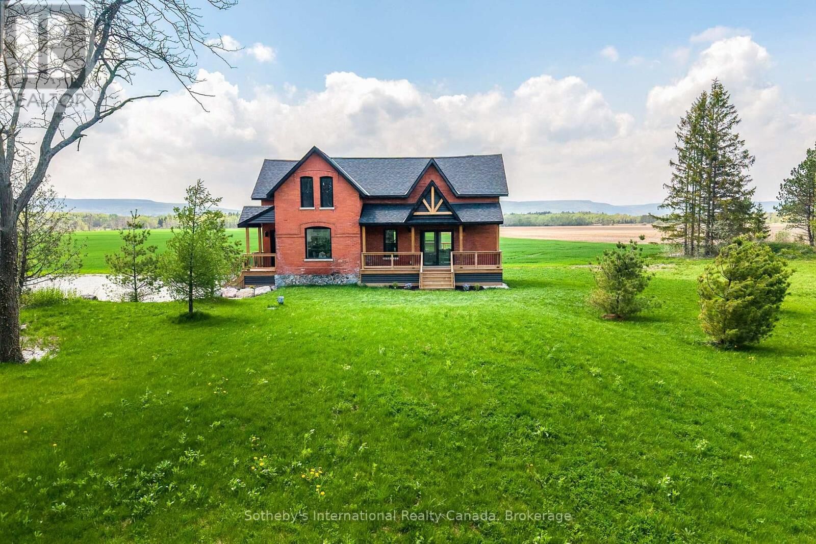 Property Photo: 1952 Nottawasaga Concession 6 North ON L0M 1S0