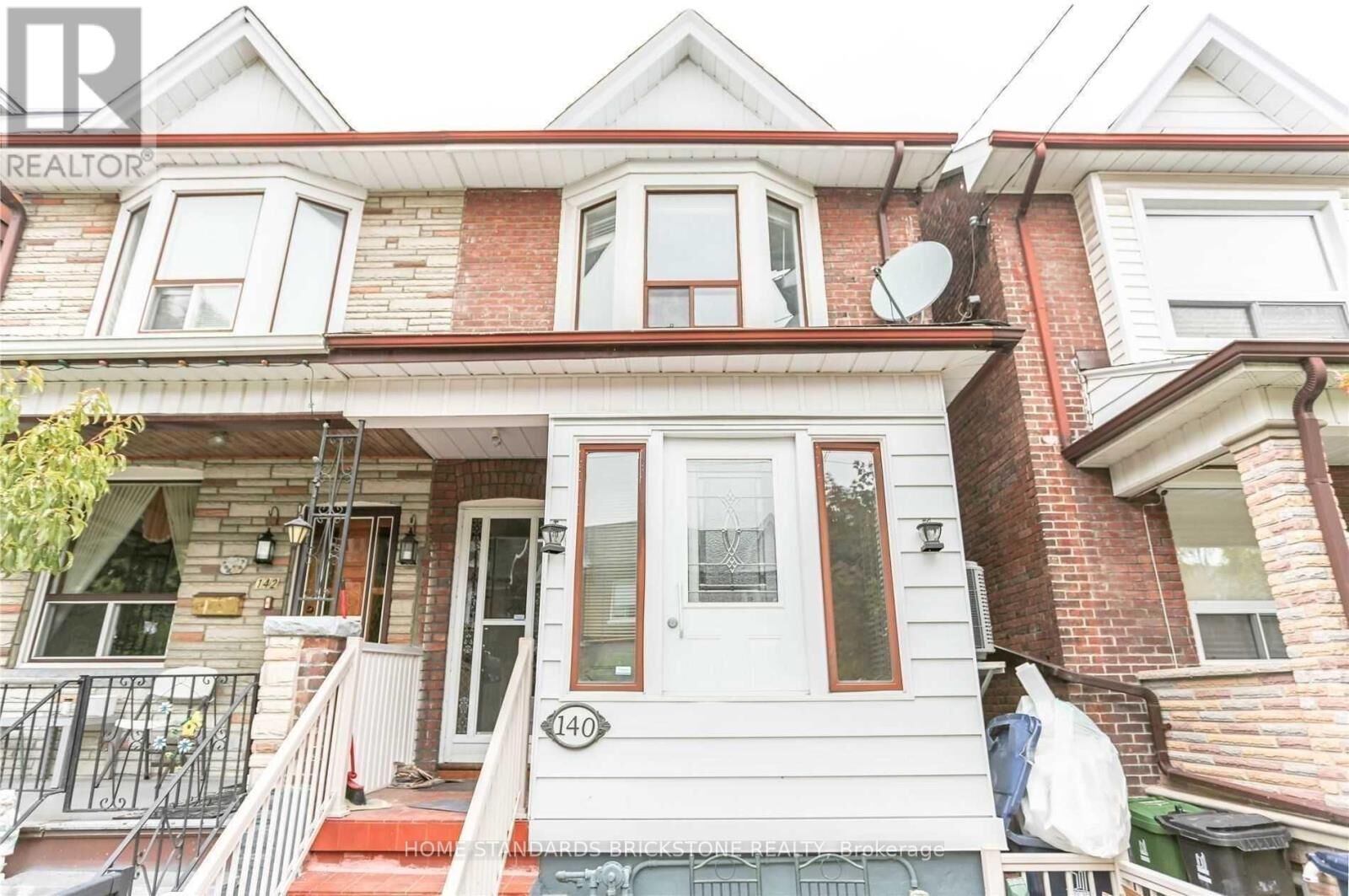 Property Photo:  140 Essex Street 2nd Fl  ON M6G 1T5 