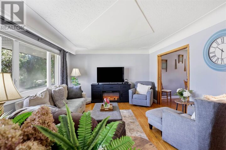 Property Photo:  93 Southwood Dr  ON P6B 4M2 