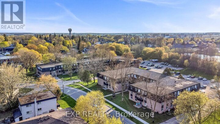Property Photo: 583 Barber Avenue North 3 ON N4W 1S5
