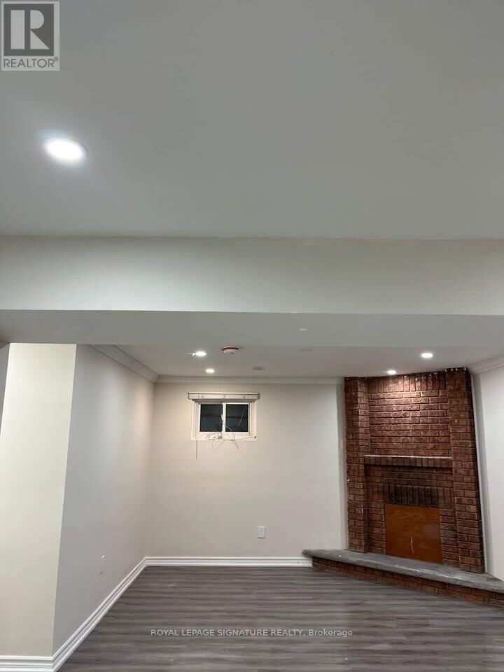 Property Photo:  1063 Blairholm Avenue Lower  ON L5C 3C9 