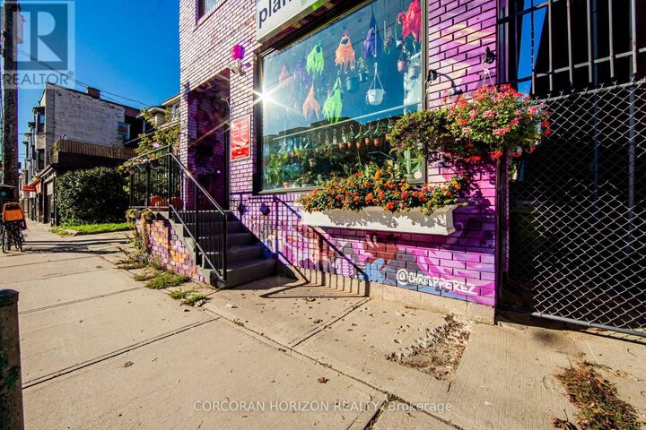 Property Photo:  2257 West Dundas Street West 2  ON M6R 1X6 