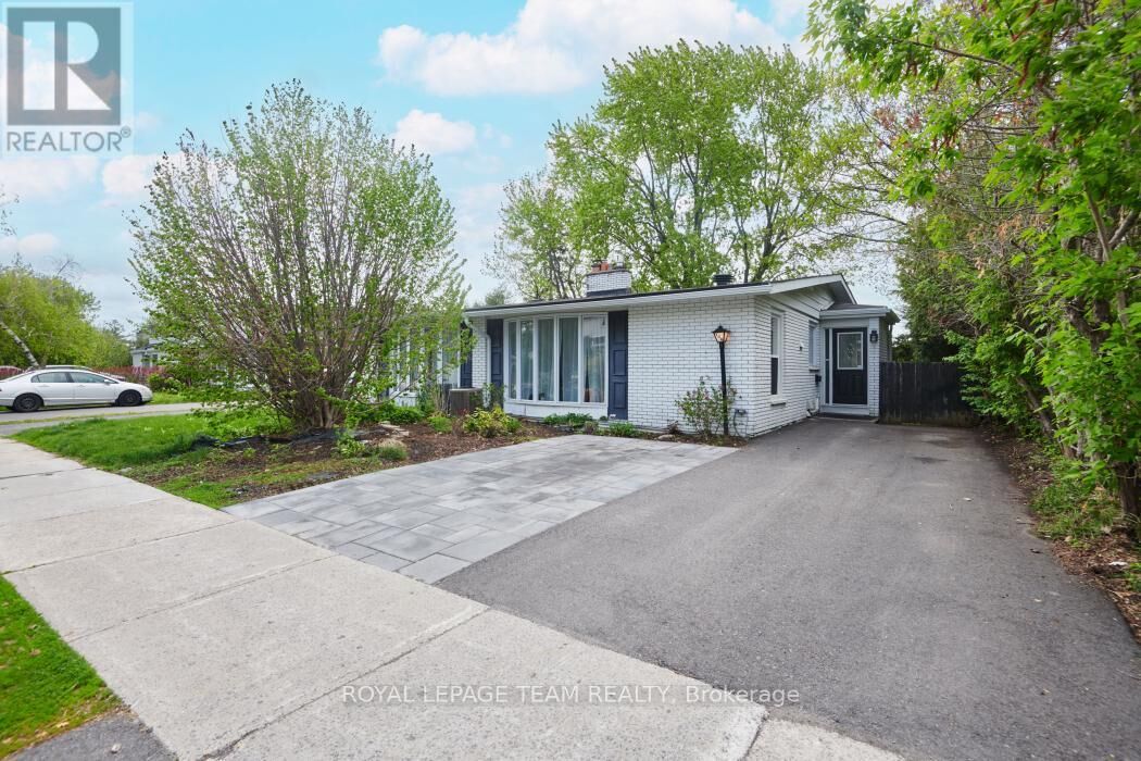 Property Photo:  106 Chesterton Drive  ON K2E 5T6 