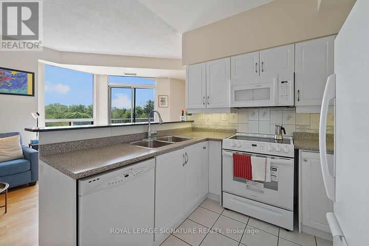 Property Photo:  4200 Bathurst Street 514  ON M3H 6C7 
